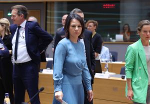 Χαμός στην Γερμανία: Προπηλάκισαν την υπουργό Εξωτερικών «Είσαι προδότρα της χώρας», vid