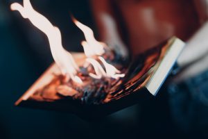 Όπως παλιά, έτσι και τώρα!! Ευρώπη: Πάνε να ρίξουν στην ΠΥΡΑ όλα τα βιβλία, vid