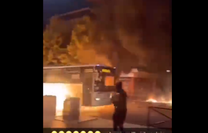 Κλεμμένο λεωφορείο περνάει μέσα από «τείχος» φωτιάς! Ασύλληπτες εικόνες στη Γαλλία, vid