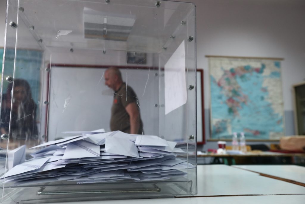 Τεκτονικές αλλαγές δείχνει δημοσκόπηση: Επτακομματική Βουλή και εκτόξευση διαφοράς ΝΔ-ΣΥΡΙΖΑ