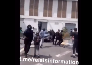 Γαλλία: Όχλος αλλοδαπών ουρλιάζει και διαλύει αμάξια πολιτών…