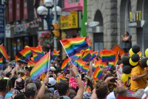 ΗΠΑ: Παιδιά παρακολουθούν παρέλαση Gay Pride – Δείτε τις αντιδράσεις τους (video)
