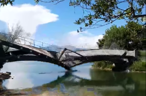 Η στιγμή που καταρρέει ξύλινη γέφυρα σε πάρκο της Άρτας, vid