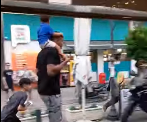 O Aντετοκούνμπο πήγε σε ταβέρνα στον Βύρωνα και έγινε χαμός μόλις τον είδαν