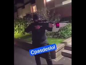 Ξεφεύγει η κατάσταση στη Γαλλία! Κουκουλοφόροι ανοίγουν πυρ στη μέση του δρόμου, vid
