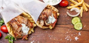 Χωρίς ταβάνι οι αυξήσεις στο αγαπημένο σουβλάκι – Αγγίζει και ξεπερνάει τα 4,5 ευρώ