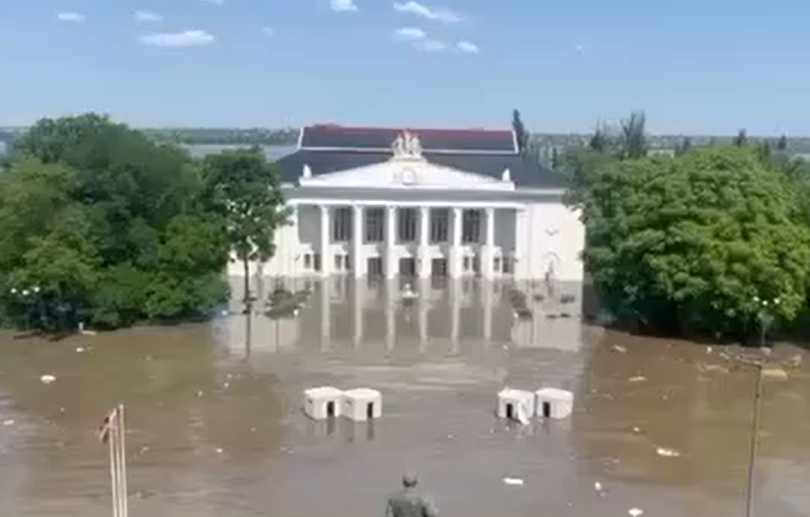 Κατάσταση ΕΚΤΑΚΤΗΣ ανάγκης στην Novaya Kakhovka!!! Πλημμύρισε η πόλη από την επίθεση στο φράγμα, vid
