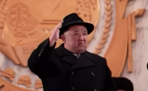 Ο Κιμ Γιονγκ Ουν περπατώντας σε κόκκινο χαλί επιβιβάστηκε σε τρένο και αναχώρησε από τη ρωσική Άπω Ανατολή – Τι δώρα πήρε… (video)