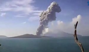 Εξερράγη το Ανάκ Κρακατόα στην Ινδονησία, vid