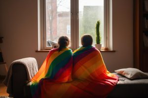 Ντύνει, βάφει και φέρεται στον μικρό της γιο σαν να είναι κορίτσι! – vid