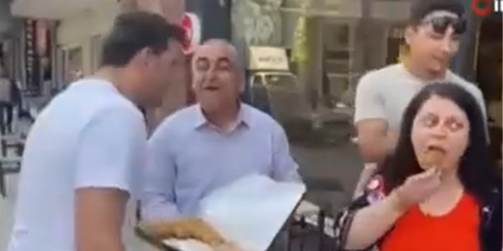 Έτσι γιόρτασε μπακλαβατζής στην Τουρκία την νίκη Ερντογάν – Θα ήθελες να ήσουν εκεί – ΒΙΝΤΕΟ