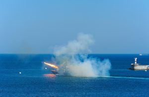 Από μικρή αιτία: Δείτε πολεμικά παιχνίδια Ινδών και Πακιστανών στην Θάλασσα, vid