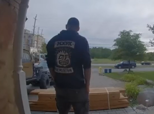 Κατέρρευσε ΞΑΦΝΙΚΑ και χτύπησε σοβαρά στο κεφάλι – Απολύτως σκληρό και σοκαριστικό ΒΙΝΤΕΟ