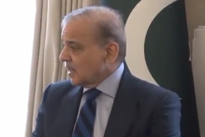 Δείτε πώς φέρθηκε ο πρωθυπουργός του Πακιστάν σε μια γυναίκα!!! Και κανείς δεν αντέδρασε… (video)