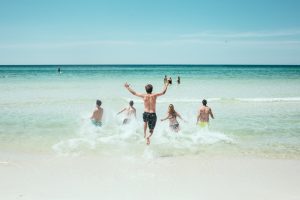 Τουρίστρια καταγράφει την «Καταιγίδα του Σατανά» σε παραλία της Ισπανίας! vid