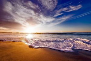 Surf και άμμος! Εκατοντάδες καθολικοί παρακολουθούν την κυριακάτικη λειτουργία στην παραλία, vid