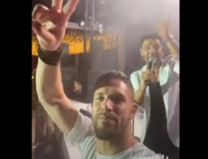 Παντρεύτηκε ο Οδυσσέας Βλαχοδήμος – Τραγούδησε με Πασχαλάκη στο γλέντι, vid