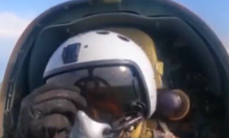Ρώσος πιλότος κάνει τον σταυρό του και συντρίβει δεκάδες αμερικανικά τεθωρακισμένα οχήματα, vid