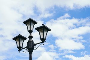 Γαλλία-επεισόδια: Κολώνα φωτισμού άφησε στον τόπο 3 κουκουλοφόρους!! – vid