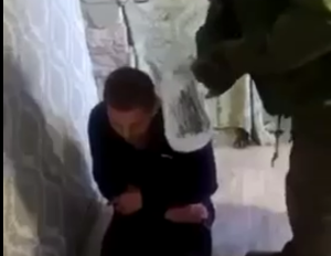 Ουκρανοί: Βάζουν πολίτη να φάει χώμα – ΒΙΝΤΕΟ φρίκης