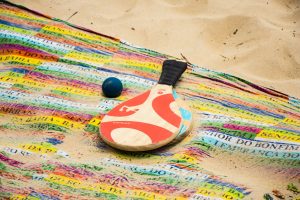 Έπεσαν τα πρώτα πρόστιμα 1.000 ευρώ σε λουόμενους που έπαιζαν ρακέτες! (video)