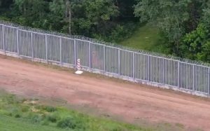 Με αυτόν τον φράχτη πιστεύουν οι Πολωνοί ότι θα απωθήσουν τους Ρώσους;; – vid