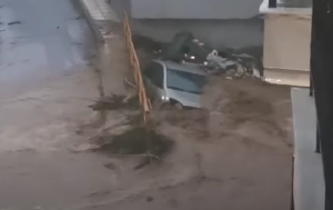 Νέο ΒΙΝΤΕΟ από Θεσσαλονίκη – Χείμαρρος “καταπίνει” ΙΧ