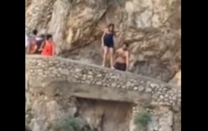 Τρομακτικό BINTEO! Τουρίστρια σκέφτεται να κάνει βουτιά και πέφτει στα βράχια – Κραυγές πανικού