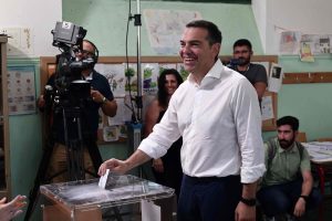 Στο Περιστέρι άσκησε το εκλογικό του δικαίωμα ο Αλέξης Τσίπρας (video)
