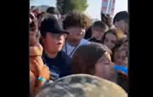 Waterboom Festival: Η στιγμή που σκάει δακρυγόνο προκαλώντας το απόλυτο χάος