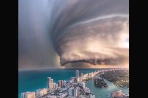 Απόκοσμο ΒΙΝΤΕΟ – «Κατέβηκε» ο ουρανός στο Μαϊάμι