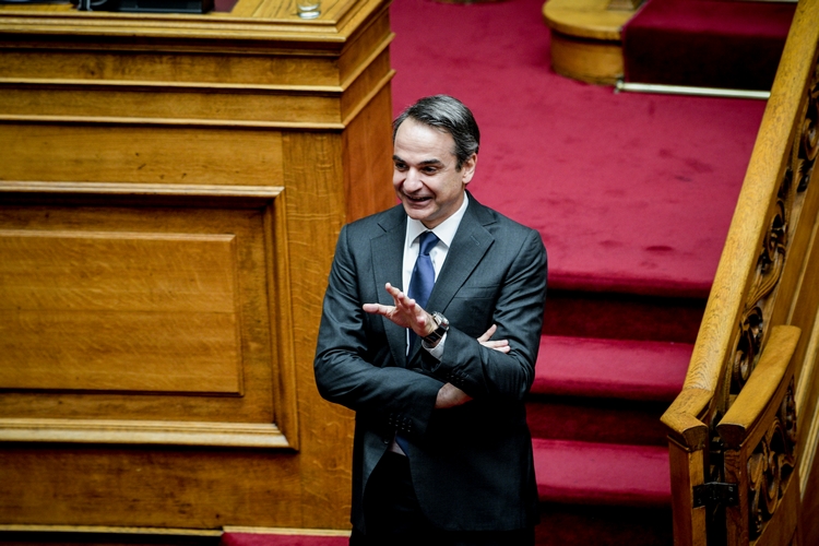 Στη Βουλή ο Μητσοτάκης: Ευχήθηκε…«καλή αρχή» στη «Νέα Αριστερά»