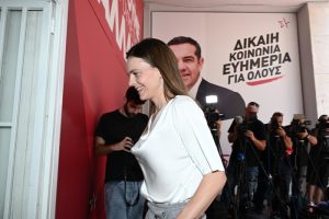Οι υποψήφιοι αρχηγοί του ΣΥΡΙΖΑ στο πλευρό της Αχτσιόγλου καταγγέλλουν συγκεκριμένο σκίτσο