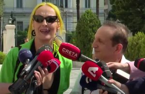 «Βροχή» τα σχόλια για τις ενδυματολογικές επιλογές των βουλευτών της Πλεύσης Ελευθερίας, vid