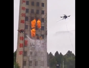 ΒΙΝΤΕΟ: Drone σβήνουν φωτιές στη στιγμή σε διαμέρισμα