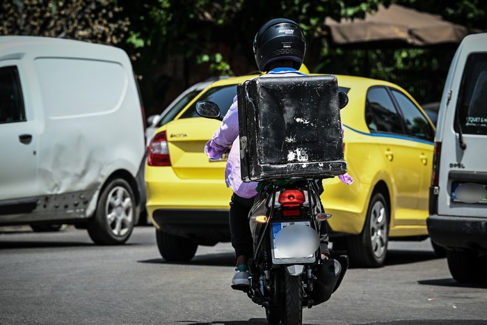 Η “πατέντα” πάνω σε μηχανάκι ντελιβερά έκανε το γύρο του διαδικτύου – ΒΙΝΤΕΟ