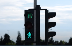 Φωτεινοί σηματοδότες με γυναικείες φιγούρες στην Θεσσαλία – ΒΙΝΤΕΟ