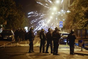 Με γενικευμένη παράλυση κινδυνεύει η Γαλλία – Άρχισαν μεγάλες κινητοποιήσεις, vid