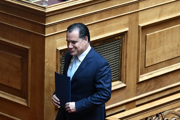 Ξέσπασαν σε γέλια όταν είδαν τον Άδωνι στα…έδρανα του ΚΚΕ, vid