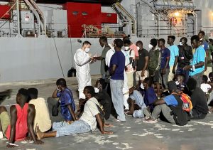 Ιταλία: Αλλοδαπός κακοποίησε παιδάκι και τον άρχισαν!!! Παραλίγο να τον λιντσάρουν άσχημα – ΒΙΝΤΕΟ