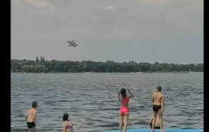 Ντονέτσκ: Μπανάκι στην παραλία και φιγούρες από στρατιωτικά ελικόπτερα!!! ΒΙΝΤΕΟ