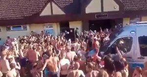 Χαμός στην Πολωνία: Γονείς και πολίτες πήγαν να λιντσάρουν παιδεραστές αλλοδαπούς! BINTEO