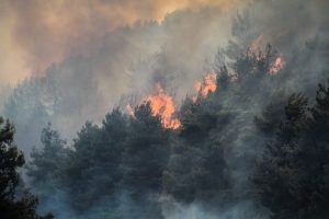 Η Περιφέρεια Αττικής συνδράμει στην κατάσβεση της πυρκαγιάς στη Βάρη