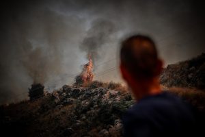 Φωτιά στη Μαγνησία: Μήνυμα “112” για εκκένωση της περιοχής “Άσπρες Πεταλούδες”