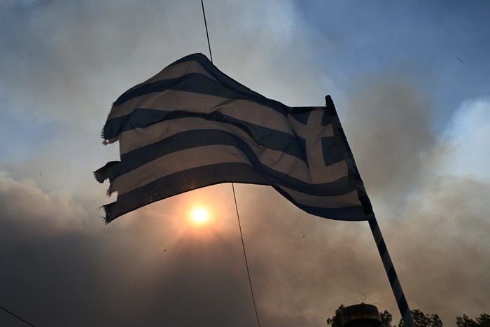 Πάρος: Σε εξέλιξη η φωτιά στο Καμπί – Ήχησε το 112