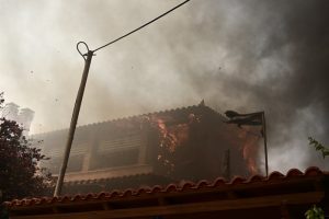 Λουτράκι-φωτιά: Εκκενώνεται γηροκομείο και κατασκήνωση – Καίγονται σπίτια
