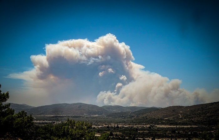 Οι καπνοί από τις πυρκαγιές κάλυψαν το μισό Αιγαίο – ΒΙΝΤΕΟ
