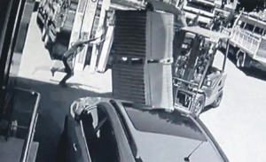 Τραγικός θάνατος 14χρονου on camera! Καταπλακώθηκε από παλέτες… – vid