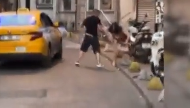 Τούρκος ταξιτζής σάπισε στο ξύλο νεαρή τουρίστρια!! – vid
