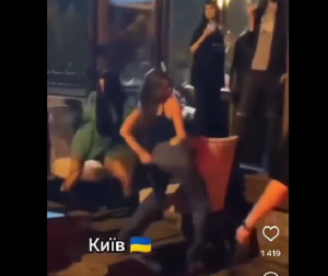 Δύο κόσμοι στην Ουκρανία! «Χτυπιούνται» στα κλαμπ, σκοτώνονται στο μέτωπο, vid